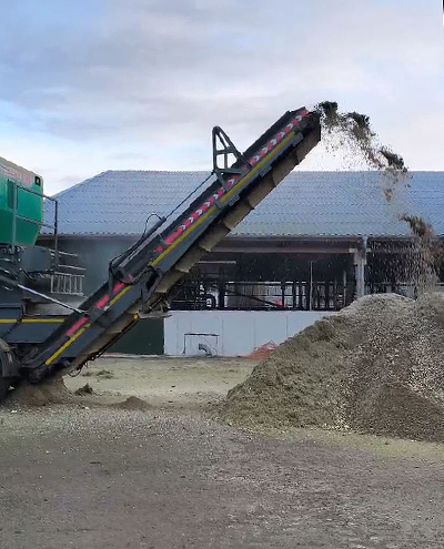 blunk-team-beim-rueben-mischsilage-herstellen-foto-malte-schroeder-42