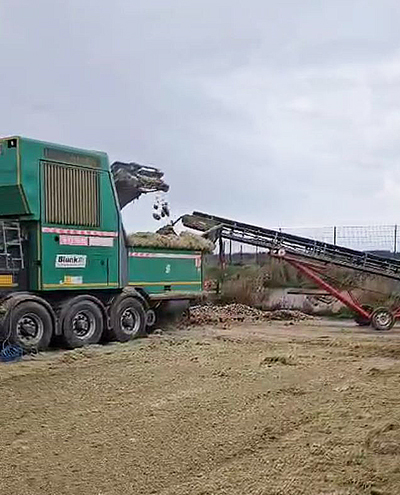 blunk-team-beim-rueben-mischsilage-herstellen-foto-malte-schroeder-46