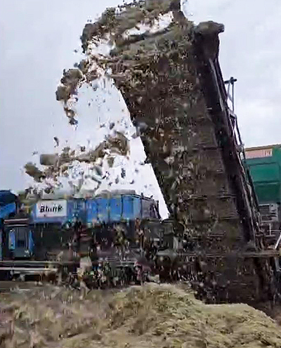 blunk-team-beim-rueben-mischsilage-herstellen-foto-malte-schroeder-47