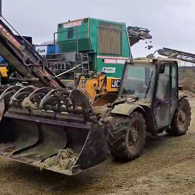 blunk-team-beim-rueben-mischsilage-herstellen-foto-malte-schroeder-48