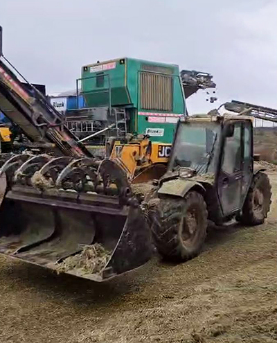 blunk-team-beim-rueben-mischsilage-herstellen-foto-malte-schroeder-48