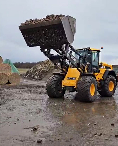 blunk-team-beim-rueben-mischsilage-herstellen-foto-malte-schroeder-49