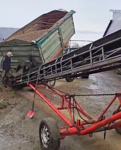 blunk-team-beim-rueben-mischsilage-herstellen-foto-malte-schroeder-51