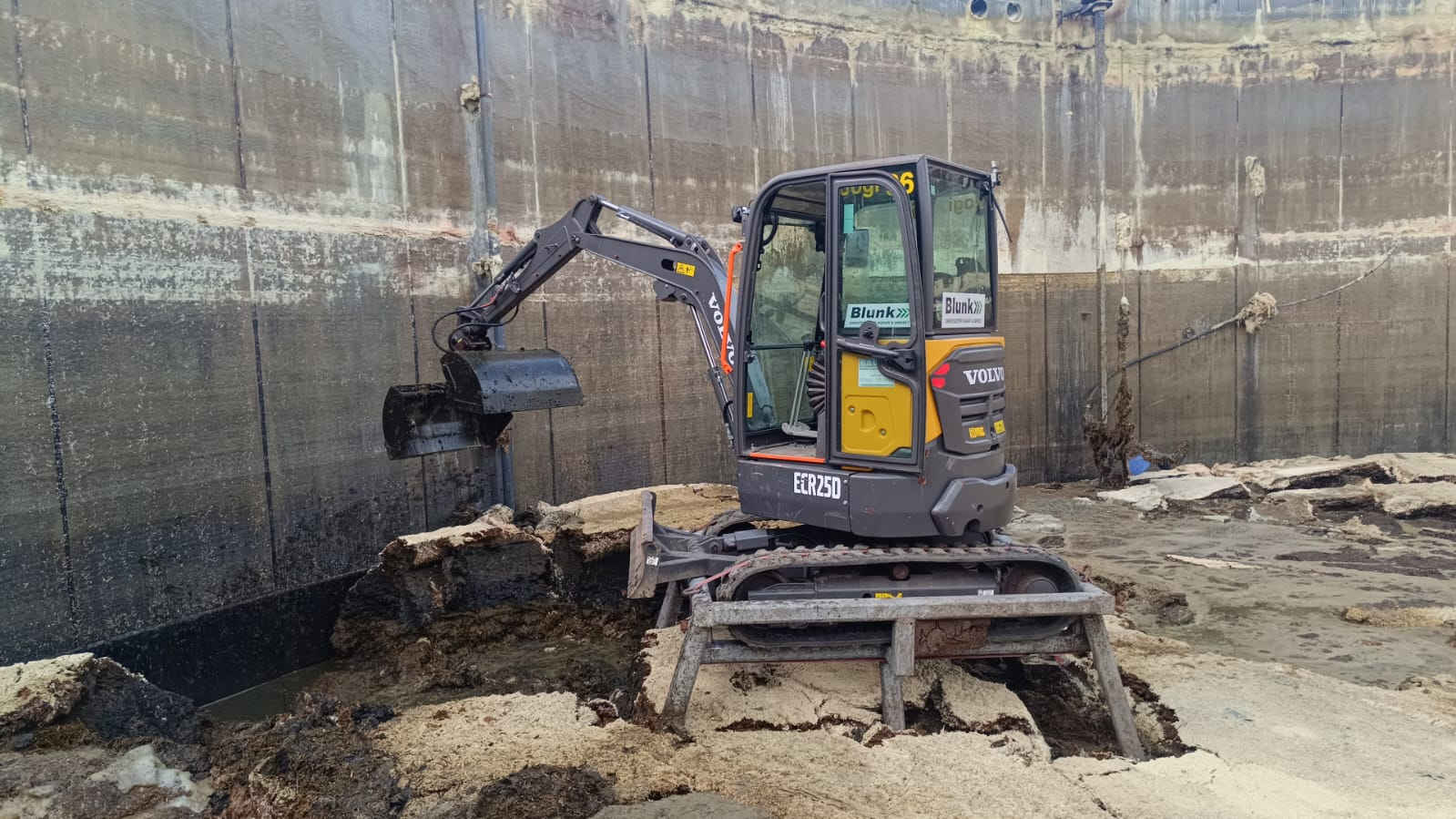 Professionelle Behälterreinigung in Industrie, Agrar und Umwelt: Blunk -- 04