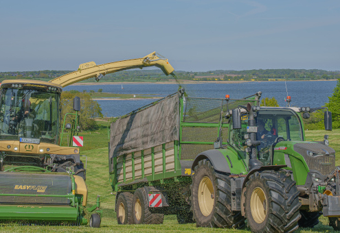 Blunk-Team beim Grasschnitt und Silobau mit Krone-Technik in Schleswig-Holstein - Foto Noah Thomsen 002