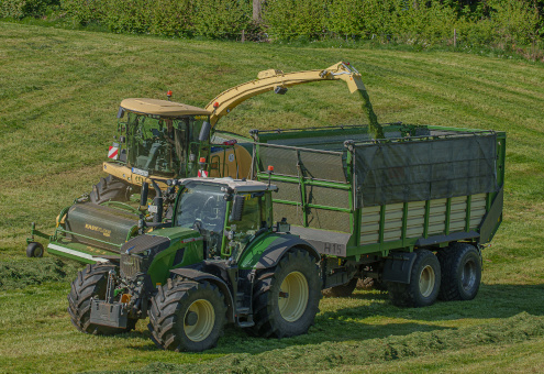 Blunk-Team beim Grasschnitt und Silobau mit Krone-Technik in Schleswig-Holstein - Foto Noah Thomsen 003