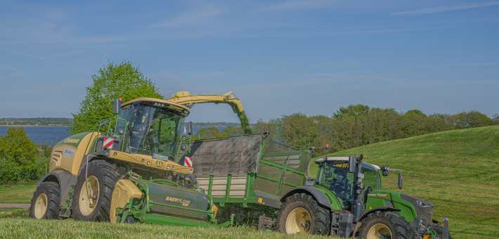 Blunk-Team beim Grasschnitt und Silobau mit Krone-Technik in Schleswig-Holstein - Foto Noah Thomsen 004