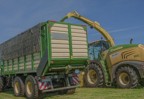Blunk-Team beim Grasschnitt und Silobau mit Krone-Technik in Schleswig-Holstein - Foto Noah Thomsen 008