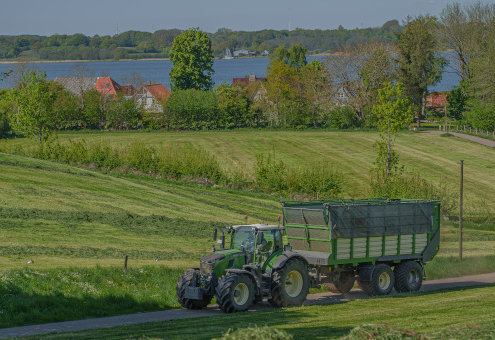 Blunk-Team beim Grasschnitt und Silobau mit Krone-Technik in Schleswig-Holstein - Foto Noah Thomsen 009