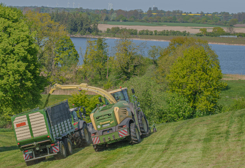 Blunk-Team beim Grasschnitt und Silobau mit Krone-Technik in Schleswig-Holstein - Foto Noah Thomsen 011