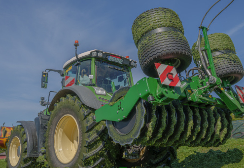 Blunk-Team beim Grasschnitt und Silobau mit Krone-Technik in Schleswig-Holstein - Foto Noah Thomsen 013