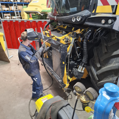 In der Blunk-Werkstatt: Umbau Kombi Bandschneidwerk mit neuem New Holland Häcksler für die GPS Ernte 03 In der Blunk-Werkstatt: Umbau Kombi Bandschneidwerk mit neuem New Holland Häcksler für die GPS Ernte 03