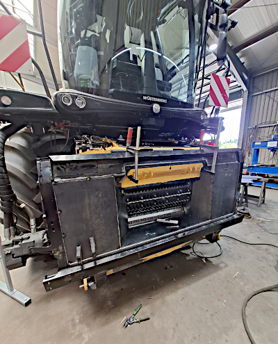 In der Blunk-Werkstatt: Umbau Kombi Bandschneidwerk mit neuem New Holland Häcksler für die GPS Ernte 04 In der Blunk-Werkstatt: Umbau Kombi Bandschneidwerk mit neuem New Holland Häcksler für die GPS Ernte 04