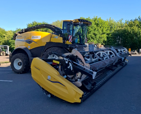 In der Blunk-Werkstatt: Umbau Kombi Bandschneidwerk mit neuem New Holland Häcksler für die GPS Ernte 05 In der Blunk-Werkstatt: Umbau Kombi Bandschneidwerk mit neuem New Holland Häcksler für die GPS Ernte 05