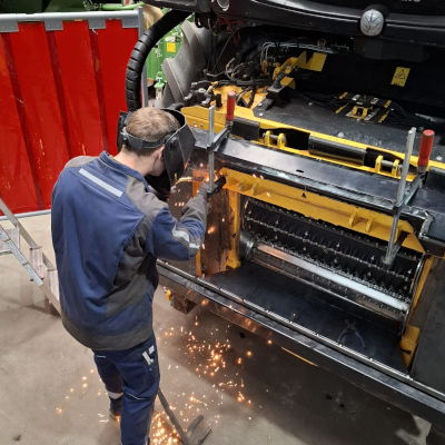 In der Blunk-Werkstatt: Umbau Kombi Bandschneidwerk mit neuem New Holland Häcksler für die GPS Ernte 07 In der Blunk-Werkstatt: Umbau Kombi Bandschneidwerk mit neuem New Holland Häcksler für die GPS Ernte 07