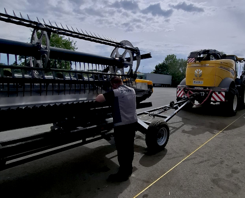 In der Blunk-Werkstatt: Umbau Kombi Bandschneidwerk mit neuem New Holland Häcksler für die GPS Ernte 09 In der Blunk-Werkstatt: Umbau Kombi Bandschneidwerk mit neuem New Holland Häcksler für die GPS Ernte 09