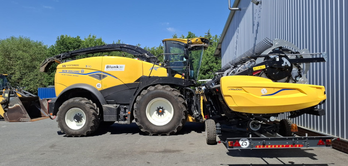 In der Blunk-Werkstatt: Umbau Kombi Bandschneidwerk mit neuem New Holland Häcksler für die GPS Ernte In der Blunk-Werkstatt: Umbau Kombi Bandschneidwerk mit neuem New Holland Häcksler für die GPS Ernte