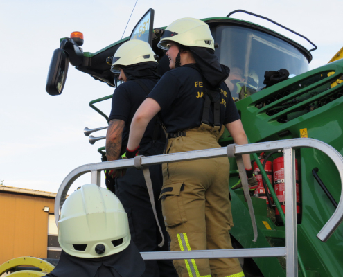 feuerwehrübung-an-landmaschinen-am-blunk-standort-rastede-foto-mirko-fruehling-004 feuerwehrübung-an-landmaschinen-am-blunk-standort-rastede-foto-mirko-fruehling-004