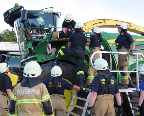 feuerwehrübung-an-landmaschinen-am-blunk-standort-rastede-foto-mirko-fruehling-012 feuerwehrübung-an-landmaschinen-am-blunk-standort-rastede-foto-mirko-fruehling-012