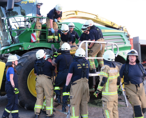 feuerwehrübung-an-landmaschinen-am-blunk-standort-rastede-foto-mirko-fruehling-020 feuerwehrübung-an-landmaschinen-am-blunk-standort-rastede-foto-mirko-fruehling-020