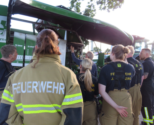 feuerwehrübung-an-landmaschinen-am-blunk-standort-rastede-foto-mirko-fruehling-044 feuerwehrübung-an-landmaschinen-am-blunk-standort-rastede-foto-mirko-fruehling-044