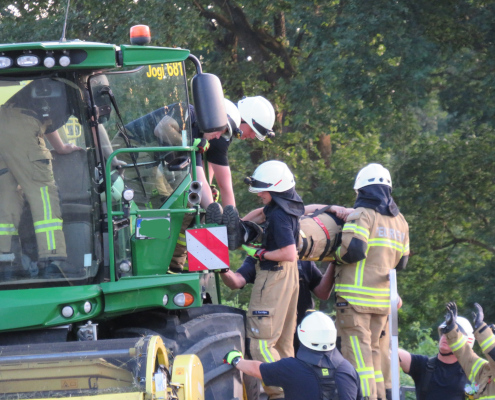 feuerwehrübung-an-landmaschinen-am-blunk-standort-rastede-foto-mirko-fruehling-970 feuerwehrübung-an-landmaschinen-am-blunk-standort-rastede-foto-mirko-fruehling-970