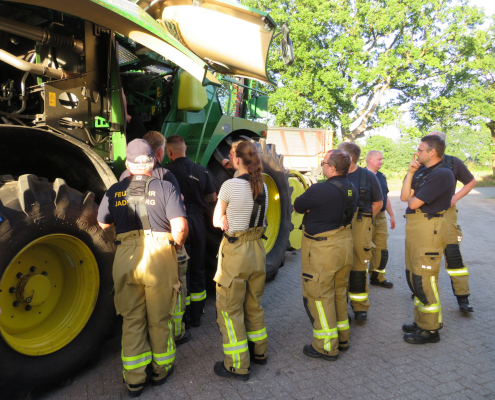 feuerwehrübung-an-landmaschinen-am-blunk-standort-rastede-foto-mirko-fruehling-997 feuerwehrübung-an-landmaschinen-am-blunk-standort-rastede-foto-mirko-fruehling-997