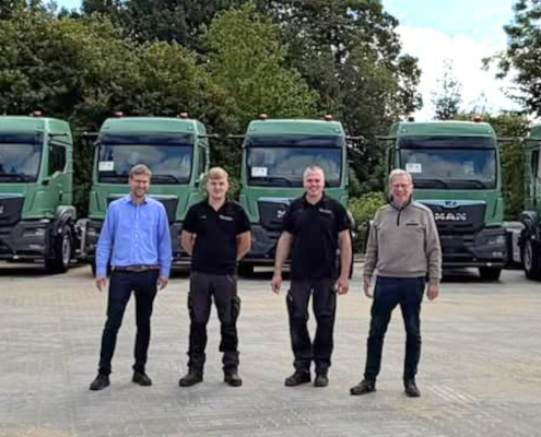 blunk-investiert-in-12-moderne-man-lkw-mit-hakenlift-uebergabe-in-rendswuehren