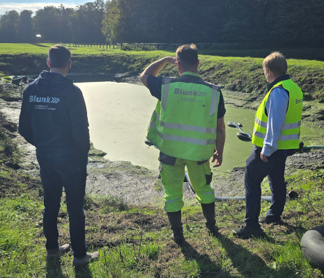 blunk-im-einsatz-bei-klaerteichentschlammung-und-abtransport-2497194368
