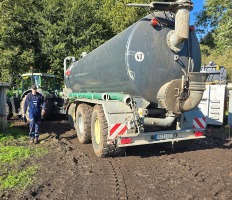 blunk-im-einsatz-bei-klaerteichentschlammung-und-abtransport-2497195333